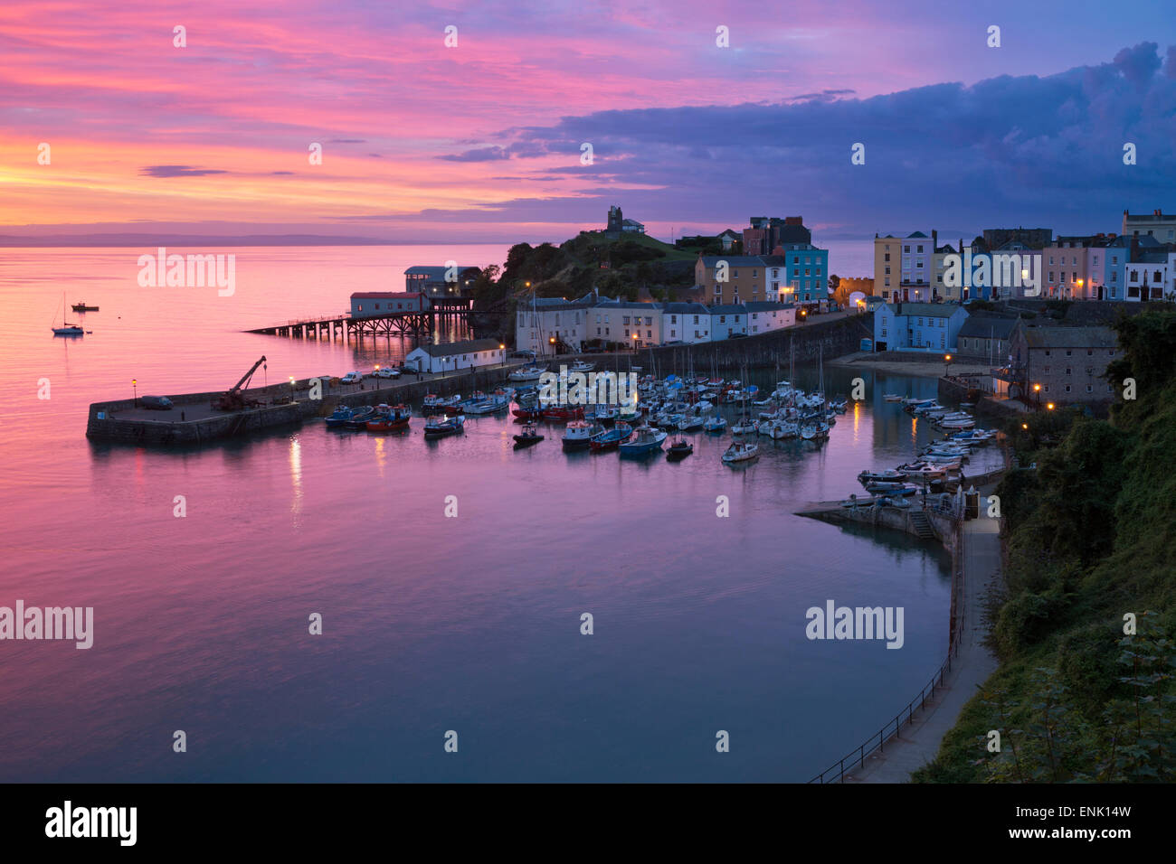 Vista sul porto e castello all'alba, Tenby, Carmarthen Bay, Pembrokeshire, Wales, Regno Unito, Europa Foto Stock