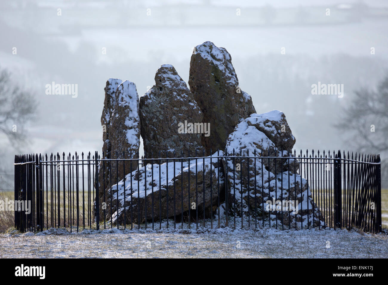 Whispering Cavalieri nella neve il Rollright Stones, vicino a Chipping Norton, Cotswolds, Oxfordshire, England, Regno Unito Foto Stock