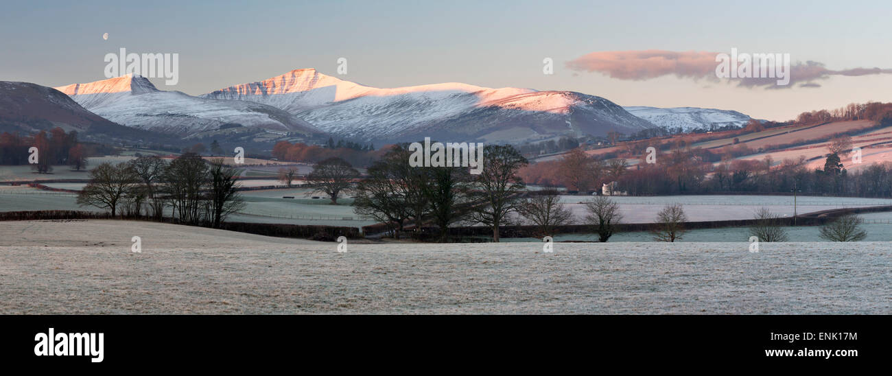 Coperta di neve Pen y ventola nel gelo, Llanfrynach, Usk Valley, il Parco Nazionale di Brecon Beacons, Powys, Wales, Regno Unito, Europa Foto Stock