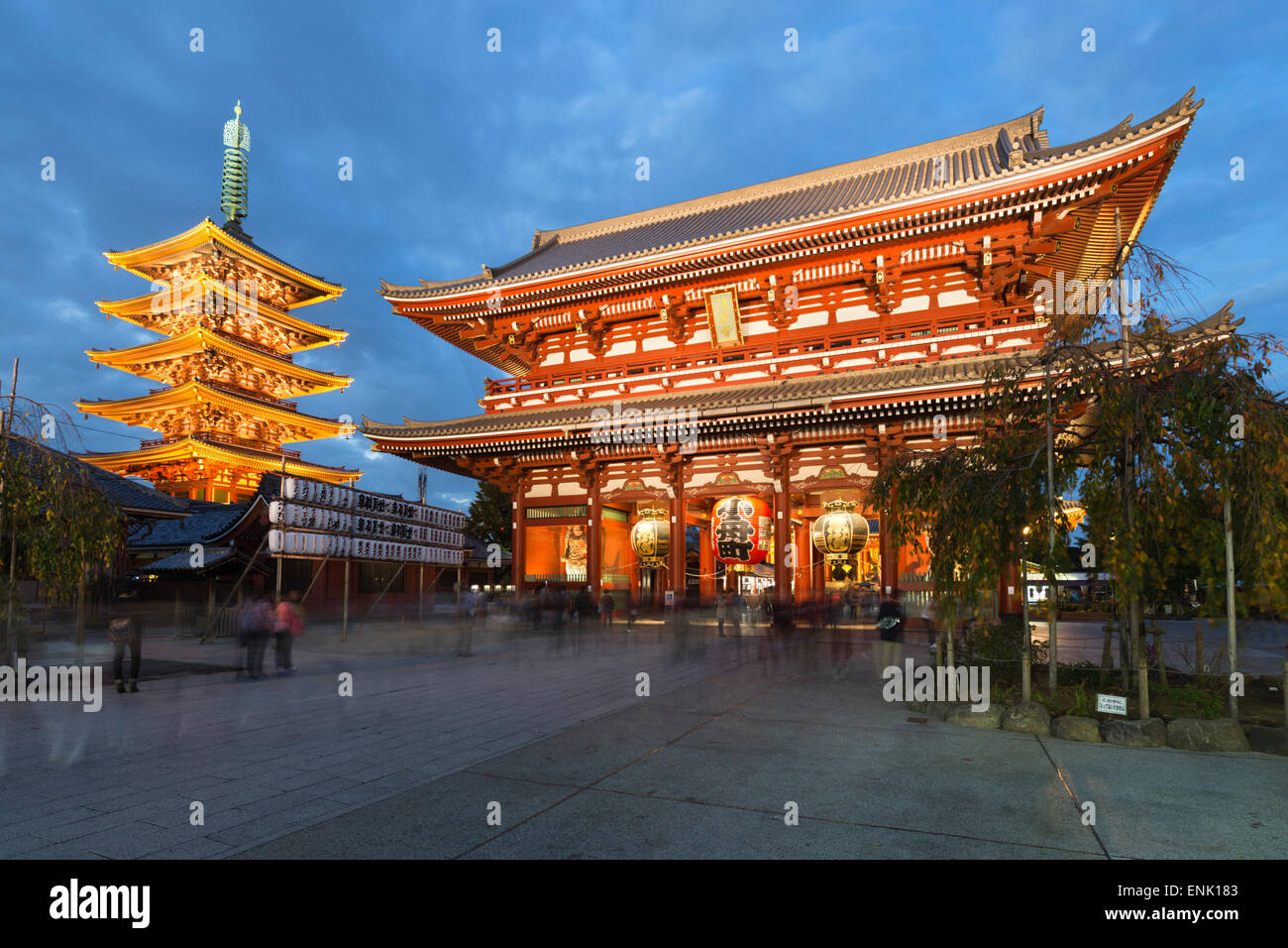 Di Senso-ji, un antico tempio buddista, di notte, Asakusa, Tokyo, Giappone, Asia Foto Stock