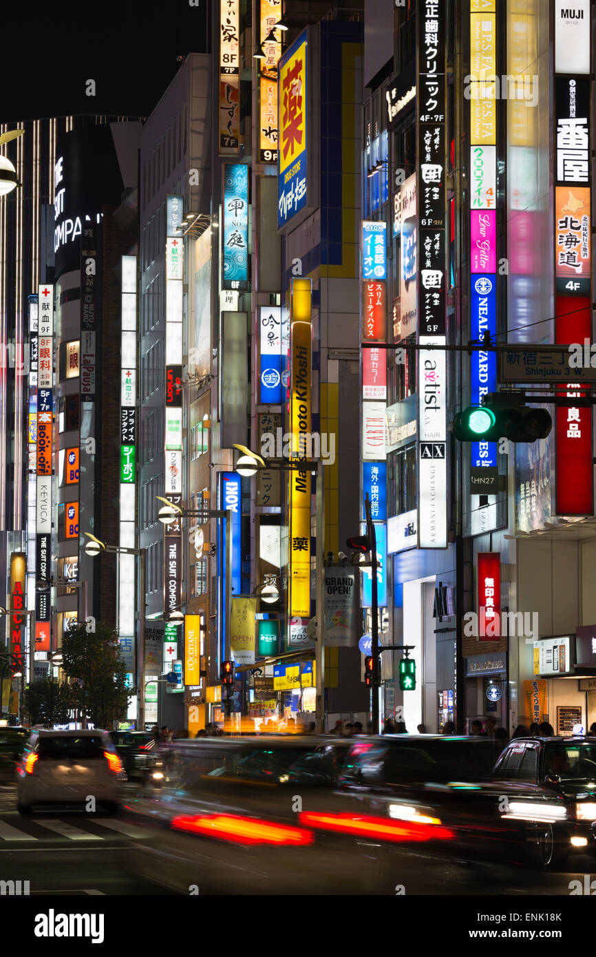 Insegne al neon nella zona di Shinjuku, Tokyo, Giappone, Asia Foto Stock