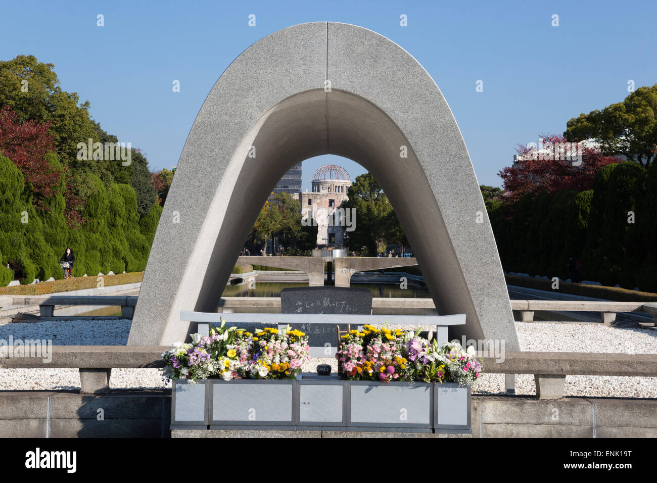 Il cenotafio per la bomba a vittime di Hiroshima Parco del Memoriale della Pace di Hiroshima, Western Honshu, Giappone, Asia Foto Stock