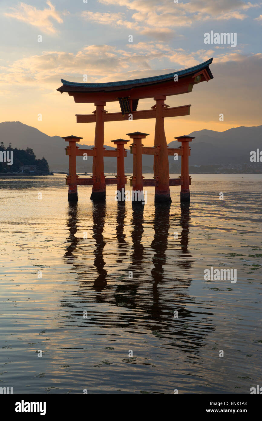 Il floating Miyajima torii gate del santuario di Itsukushima al tramonto, l'UNESCO, l'isola di Miyajima, Western Honshu, Giappone, Asia Foto Stock