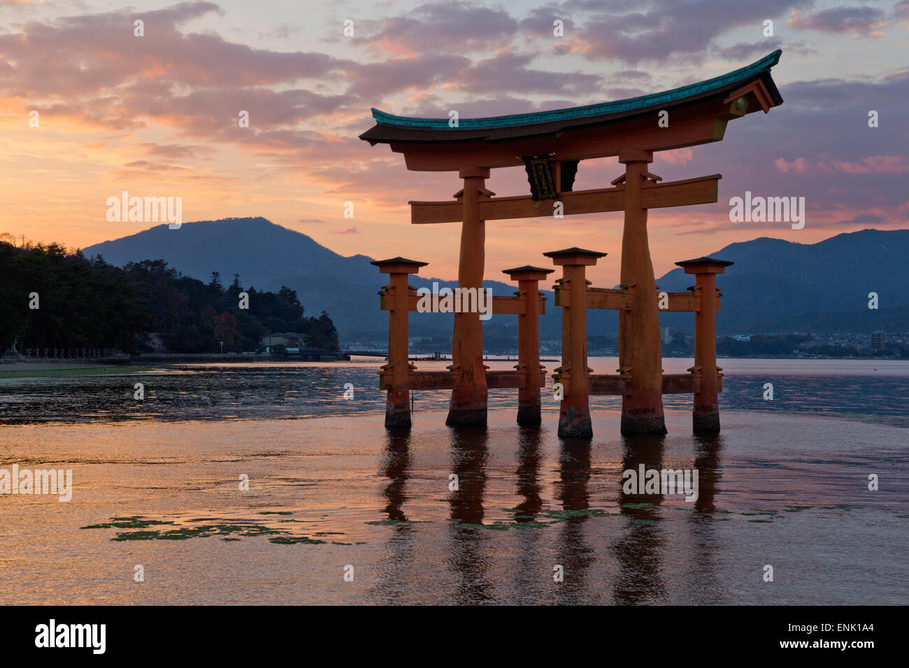 Il floating Miyajima torii gate del santuario di Itsukushima al tramonto, l'UNESCO, l'isola di Miyajima, Western Honshu, Giappone, Asia Foto Stock