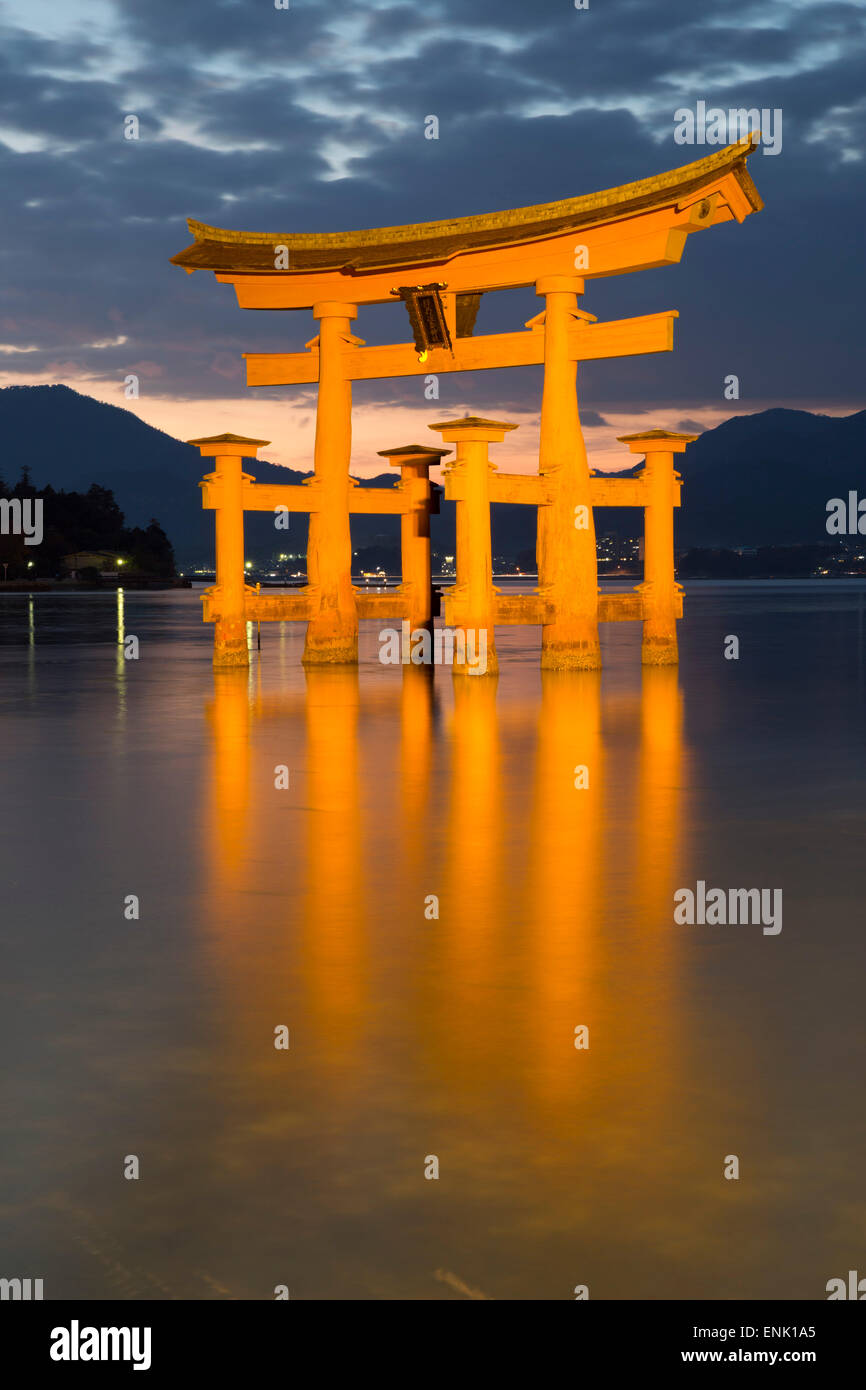 Il floating Miyajima torii gate del santuario di Itsukushima al tramonto, l'UNESCO, l'isola di Miyajima, Western Honshu, Giappone, Asia Foto Stock