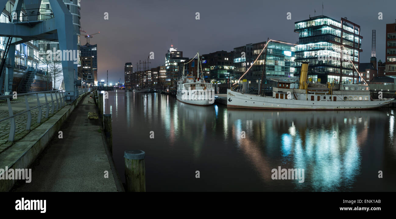 Twilight a Magellan-Terrace in Hafencity di Amburgo, Germania, Europa Foto Stock