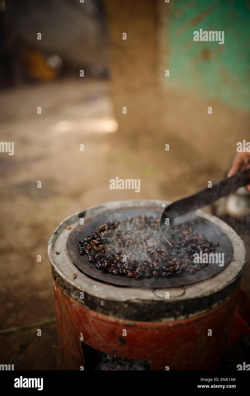 Fresca di torrefazione di caffè, Omorate, Valle dell'Omo, Etiopia, Africa Foto Stock