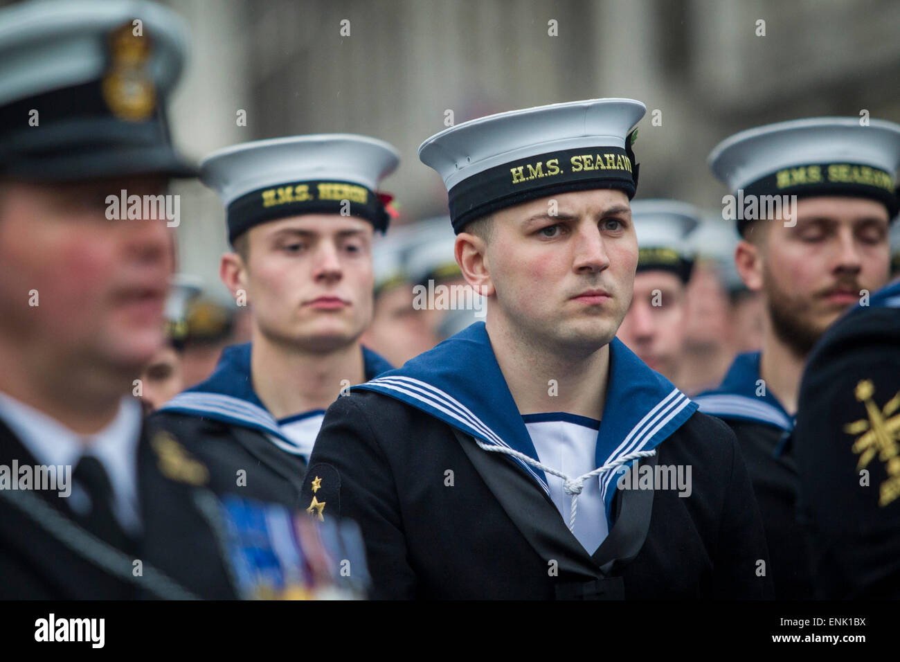 Regno Unito, Londra : i membri della Royal Navy e Royal Marines marzo giù Whitehall nelle case del Parlamento per la prima volta. Foto Stock