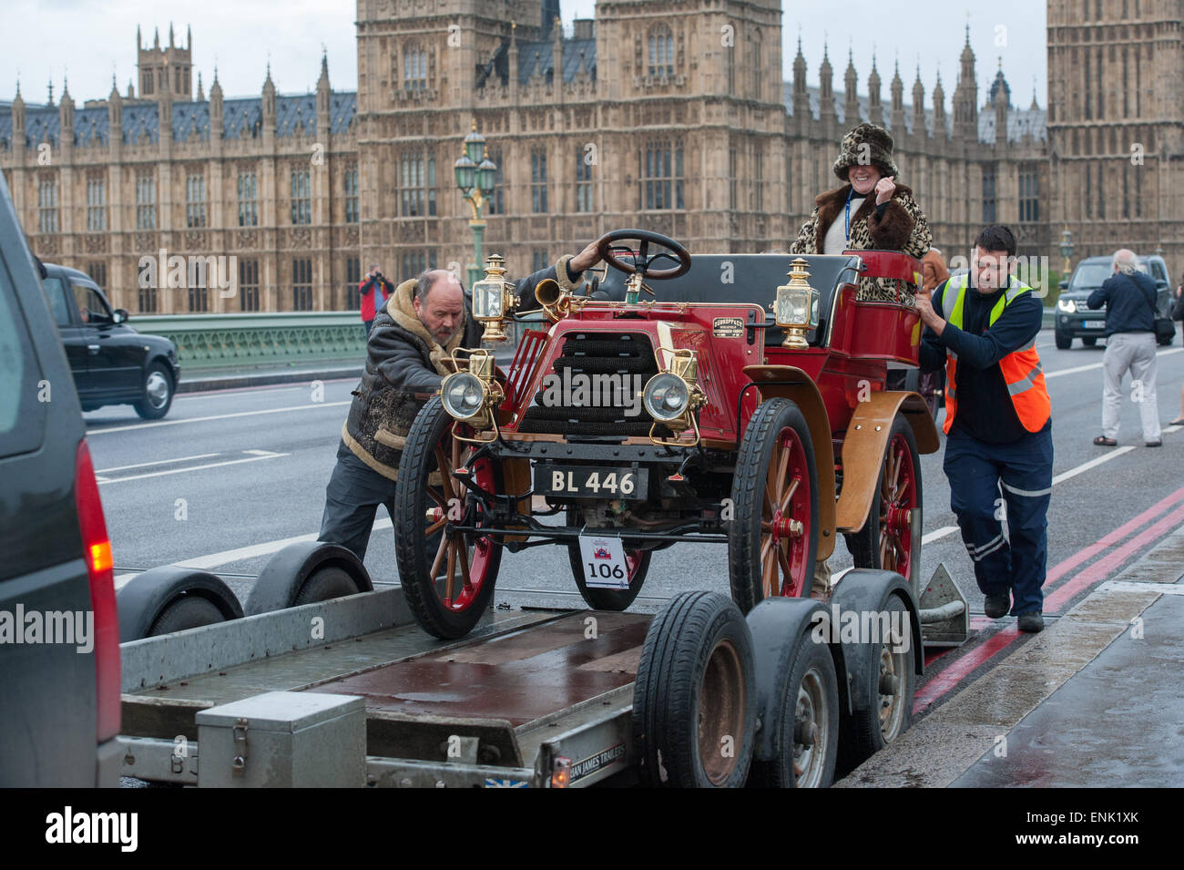 Rotture durante la vendemmia motor car gara sul Westminster Bridge durante la Bonhams Londra a Brighton Veteran Car Run. Dotato di: vista,Contestant dove: Londra, Regno Unito quando: 02 Nov 2014 Foto Stock