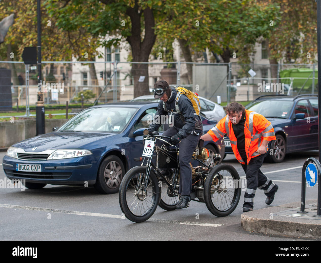 Rotture durante la vendemmia motor car gara sul Westminster Bridge durante la Bonhams Londra a Brighton Veteran Car Run. Dotato di: vista,Contestant dove: Londra, Regno Unito quando: 02 Nov 2014 Foto Stock