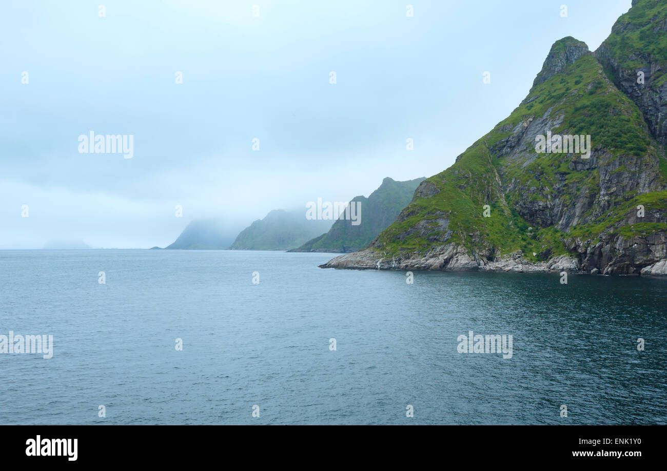 Estate nuvoloso mare vista (Norvegia, Isole Lofoten). Foto Stock