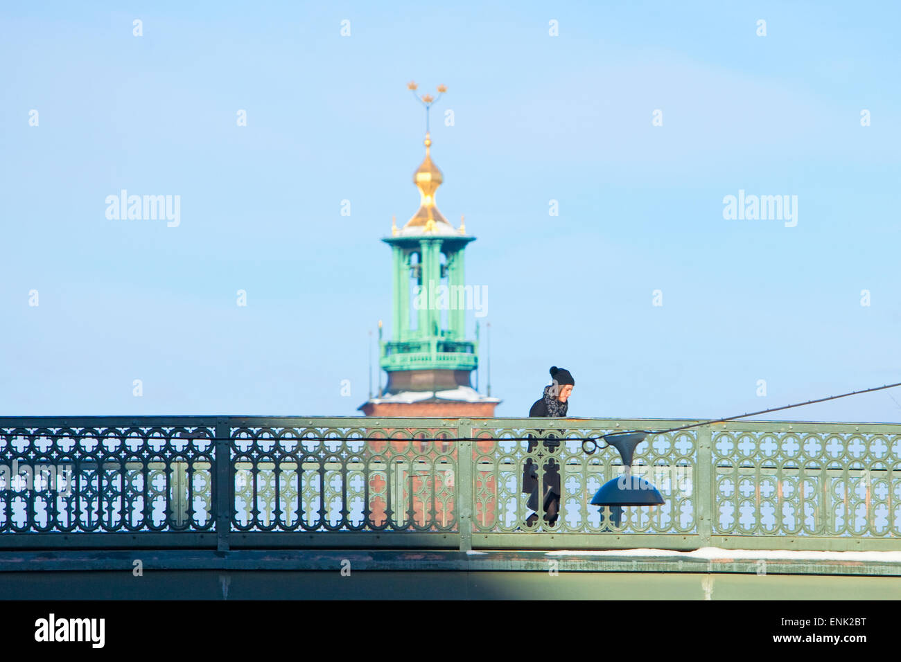 Stoccolma, Svezia - Il Municipio e passante Foto Stock