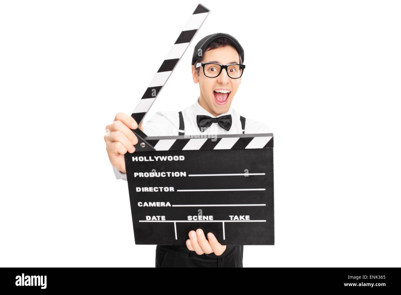 Retrò guy in posa dietro un filmato clapperboard e guardando la telecamera isolata su sfondo bianco Foto Stock