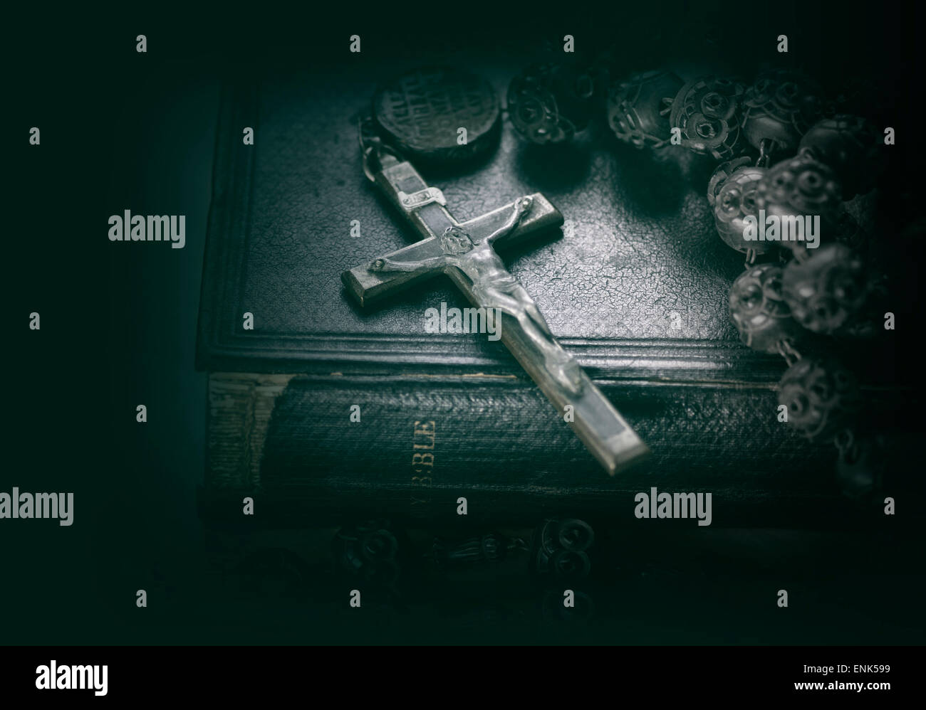 La Bibbia con crocifisso e perle Foto Stock