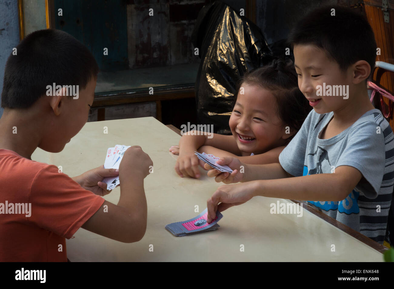 I bambini cinesi carte da gioco in Cina a Shanghai Foto Stock