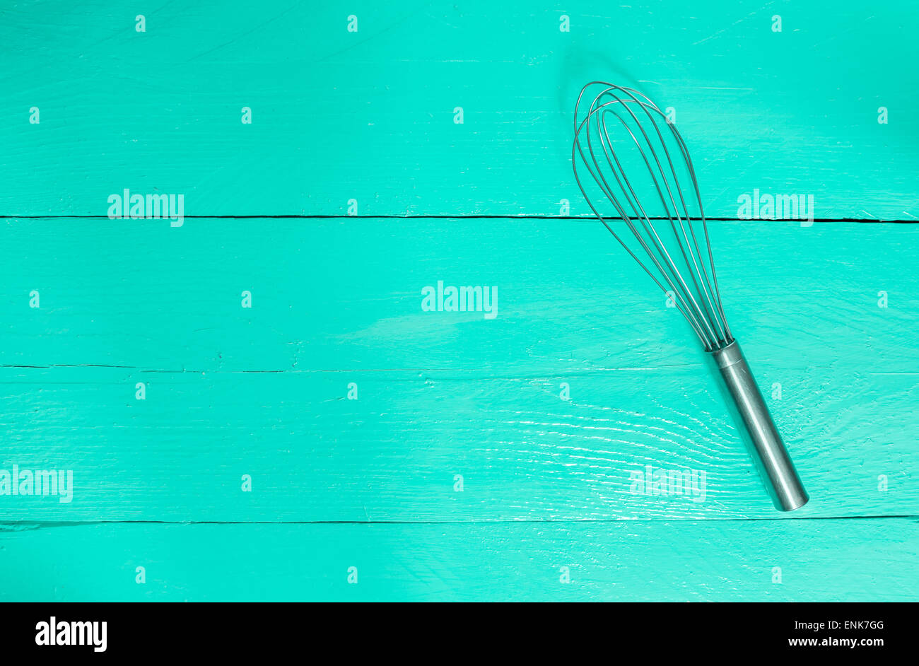Mescolare con una frusta in legno color turchese come sfondo. Foto Stock