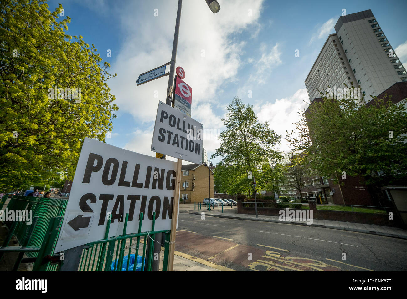 Londra, Regno Unito. Il 7 maggio, 2015. Stazione di polling al Riverside Club dei Giovani sulle elezioni generali 2015 giornata elettorale a Lewisham Deptford Circoscrizione Credito: Guy Corbishley/Alamy Live News Foto Stock