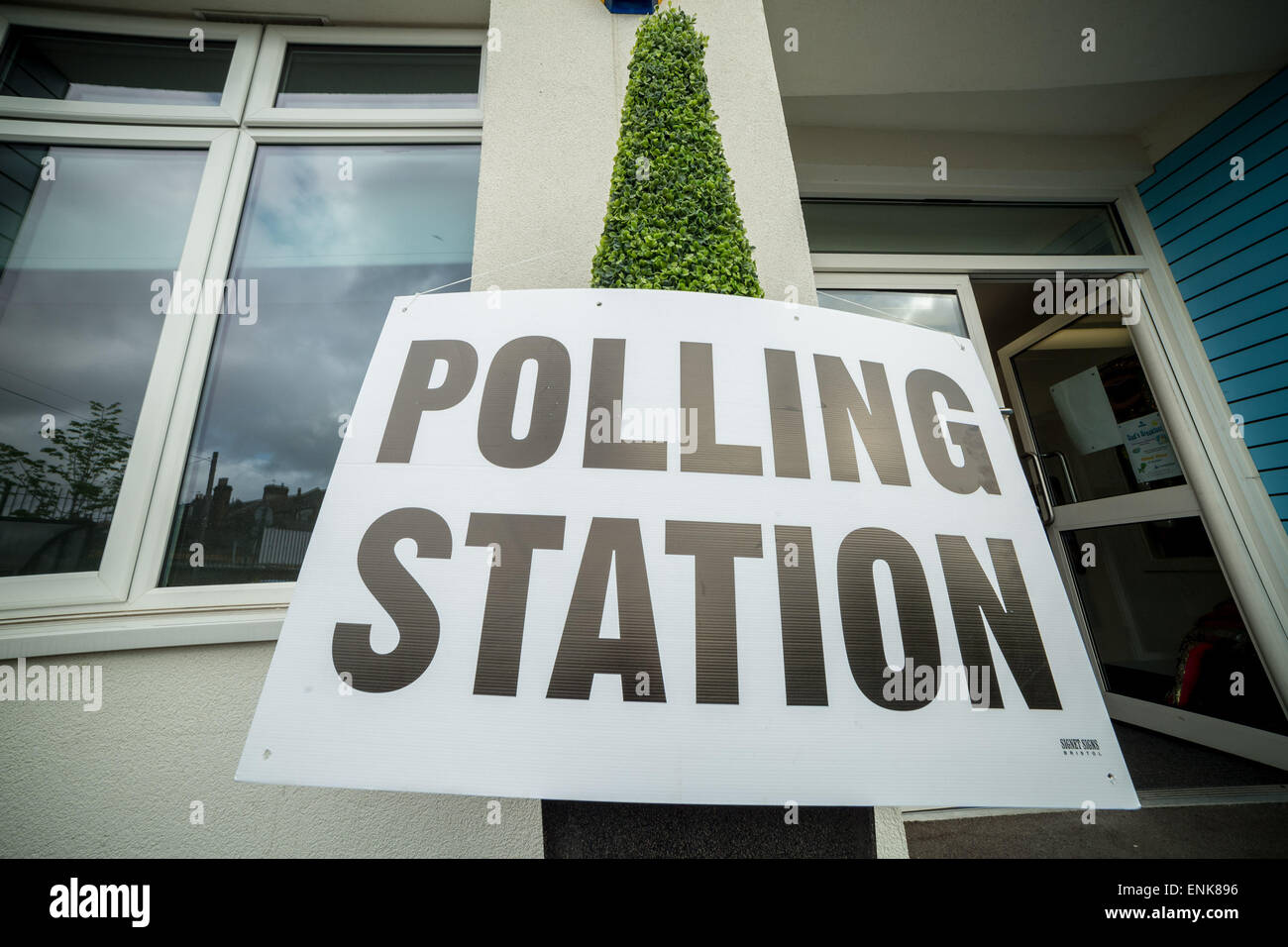 Londra, Regno Unito. Il 7 maggio, 2015. Stazione di polling a Vanessa Beecroft Giardino Scuola Primaria sulle elezioni generali 2015 giornata elettorale a Lewisham Deptford Circoscrizione Credito: Guy Corbishley/Alamy Live News Foto Stock