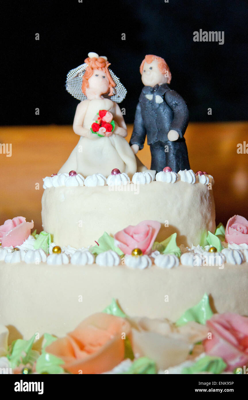 Un vicino la foto di un matrimonio cake topper Foto Stock