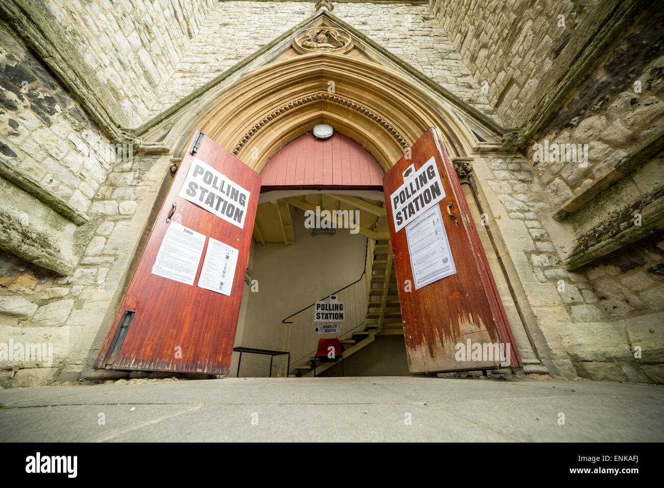 Londra, Regno Unito. Il 7 maggio, 2015. Stazione di polling nella chiesa di St. John di Deptford sulle elezioni generali 2015 giornata elettorale a Lewisham Deptford Circoscrizione Credito: Guy Corbishley/Alamy Live News Foto Stock