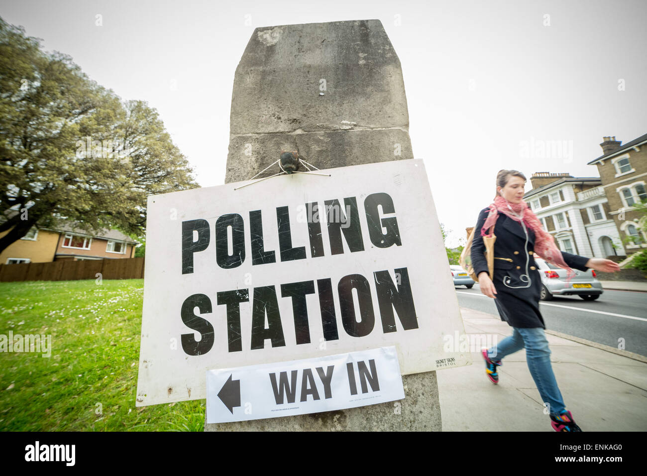 Londra, Regno Unito. Il 7 maggio, 2015. Stazione di polling nella chiesa di St. John di Deptford sulle elezioni generali 2015 giornata elettorale a Lewisham Deptford Circoscrizione Credito: Guy Corbishley/Alamy Live News Foto Stock