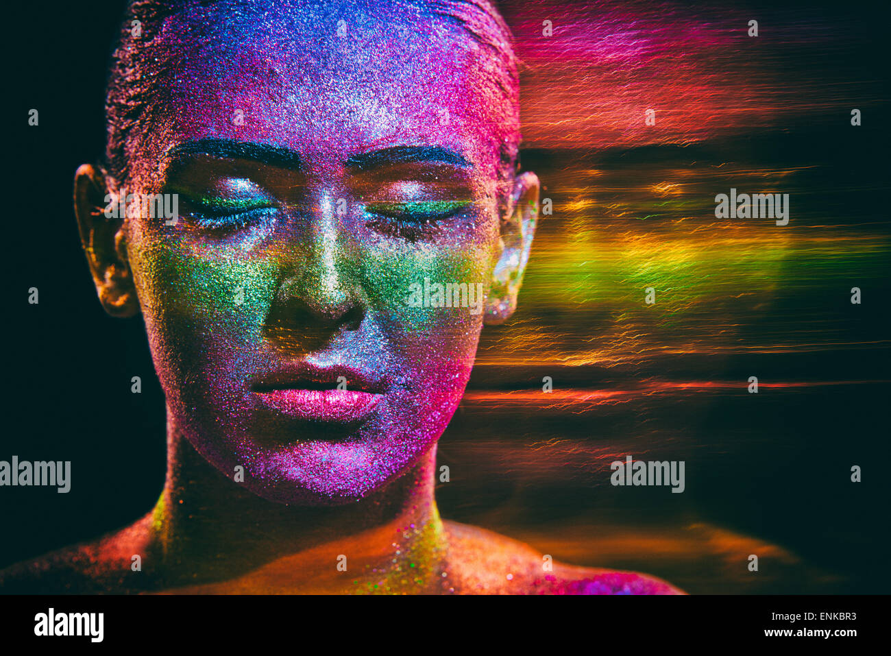 Glitter trucco su una donna bella faccia su uno sfondo nero. Creative Design contemporaneo Foto Stock