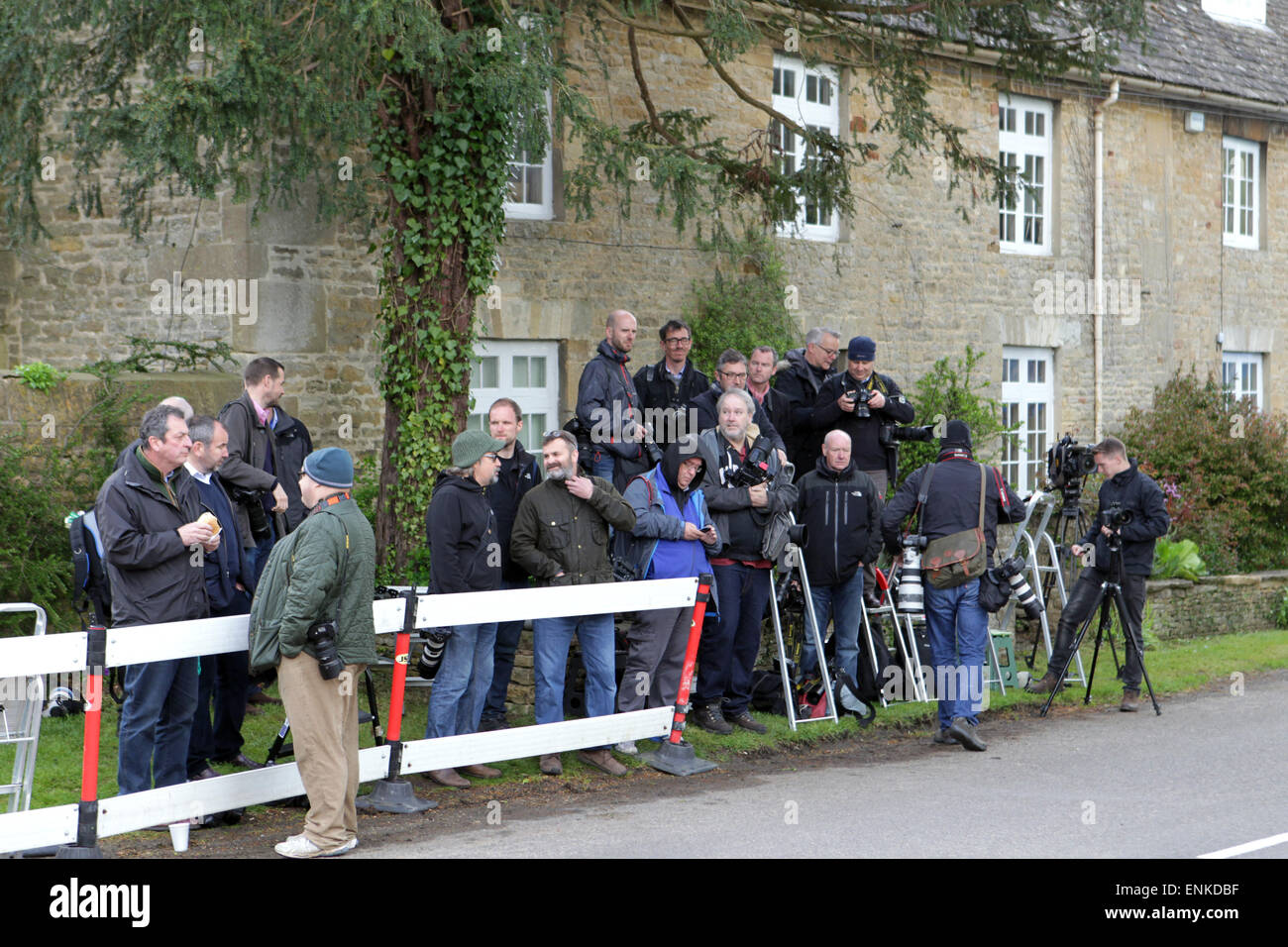 Spelsbury di Witney, nell'Oxfordshire UK. Il 7 maggio, 2015. Una parte della stampa e della televisione presenza al di fuori della stazione di polling in cui partito conservatore leader David Cameron e sua moglie Samantha votato nelle elezioni generali Immagine: Ric Mellis 7/05/2015 Spelsbury di Witney, nell'Oxfordshire Catchline: David Cameron voti richiesti. Credito: Ric Mellis/Alamy Live News Foto Stock