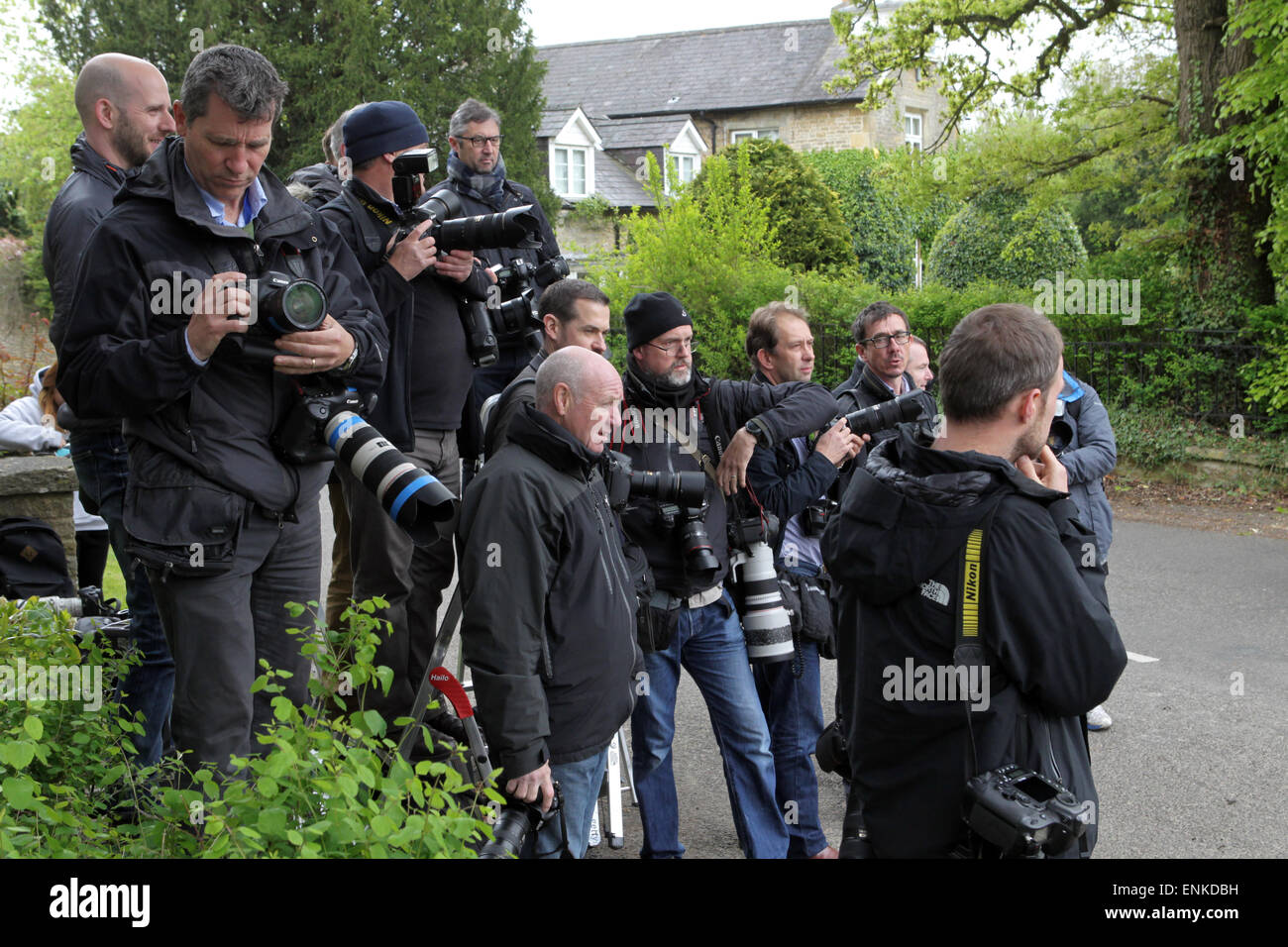 Spelsbury di Witney, nell'Oxfordshire UK. Il 7 maggio, 2015. Una parte della stampa e della televisione presenza al di fuori della stazione di polling in cui partito conservatore leader David Cameron e sua moglie Samantha votato nelle elezioni generali Immagine: Ric Mellis 7/05/2015 Spelsbury di Witney, nell'Oxfordshire Catchline: David Cameron voti richiesti. Credito: Ric Mellis/Alamy Live News Foto Stock