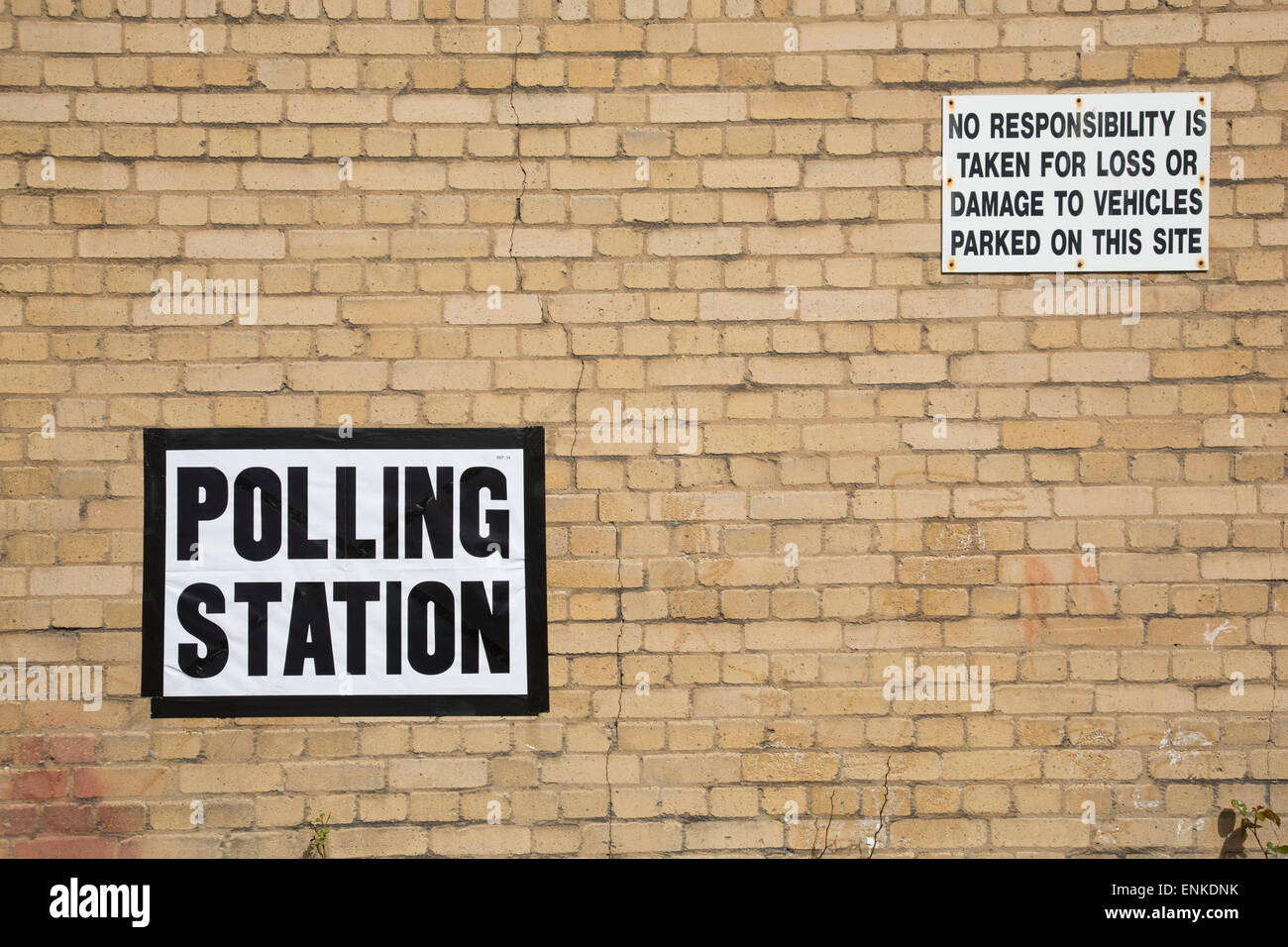 Londra, Regno Unito. Giovedì 7 maggio 2015. Stazione di polling a San Pietro docks londinesi scuola primaria della circoscrizione di pioppo e Limehouse nella zona est di Londra il giorno delle elezioni generali. Si tratta di un partito laburista sedile, sebbene questo electin viene impostata per essere uno dei più fortemente contestata in una generazione. Foto Stock