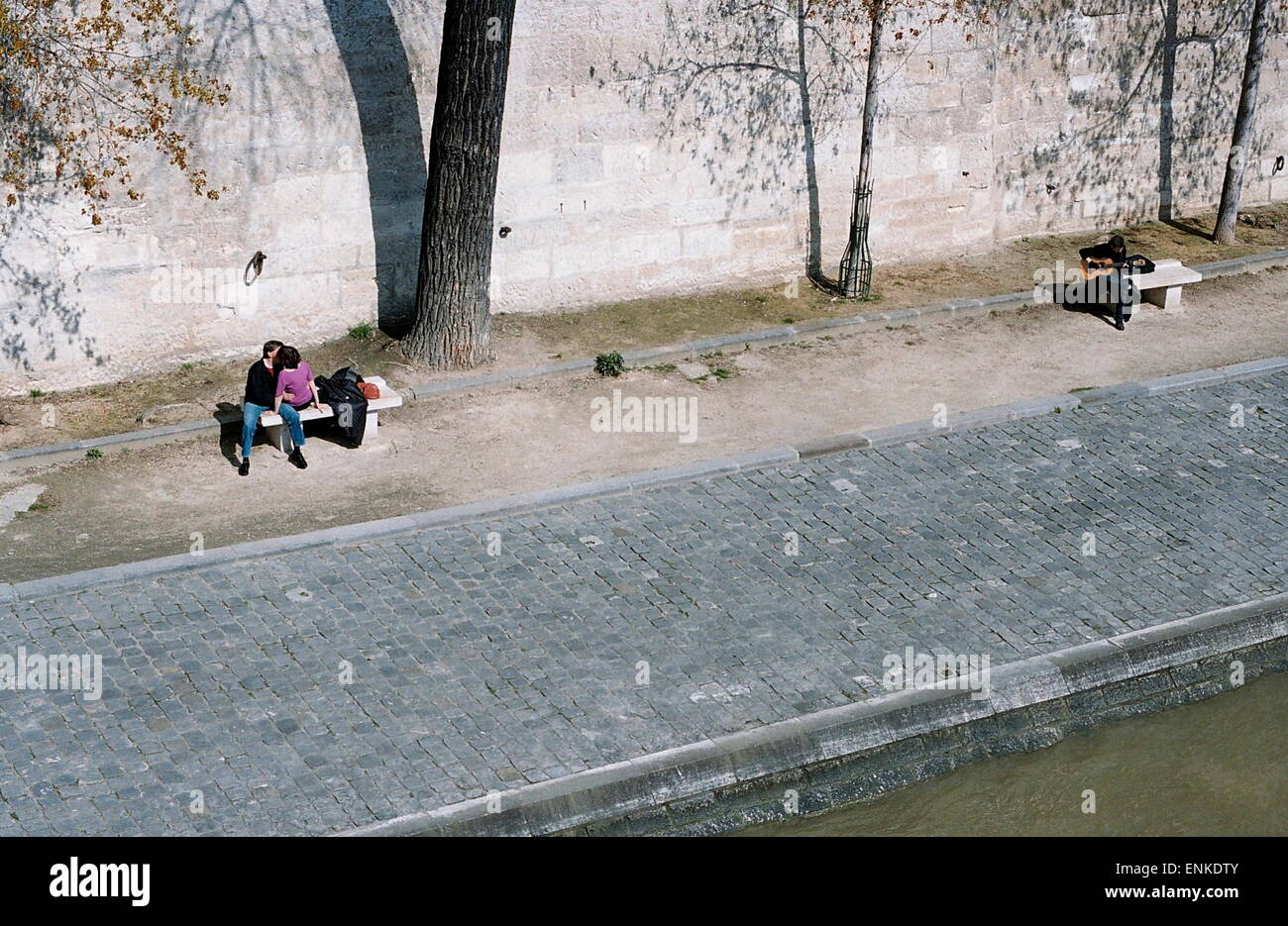 AJAXNETPHOTO. Parigi, Francia. - Sulle rive della Senna - una coppia e un chitarrista prendere il loro piacere sulle rive del fiume nel cuore della citta'. Foto:JONATHAN EASTLAND/AJAX REF:82905 04 Foto Stock