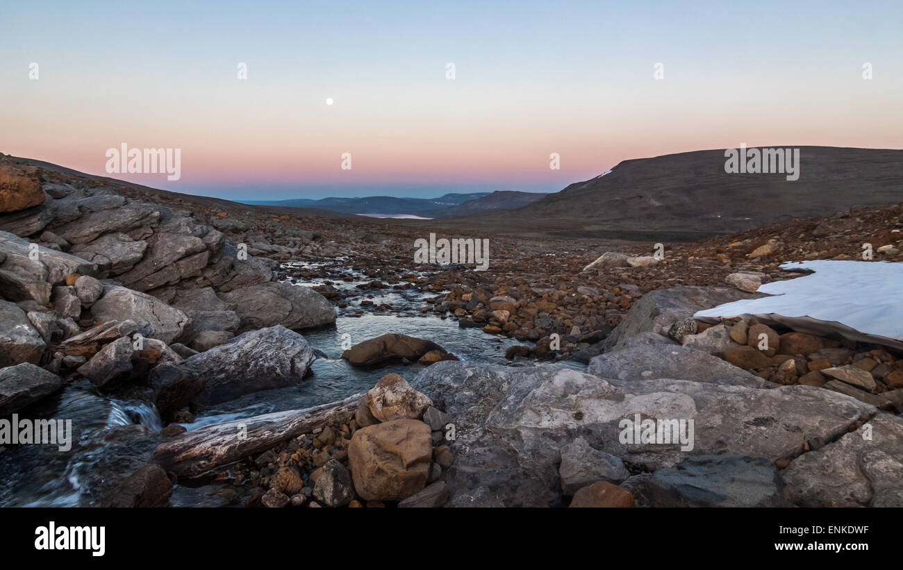Estate a mezzanotte nel deserto della Lapponia finlandese Foto Stock