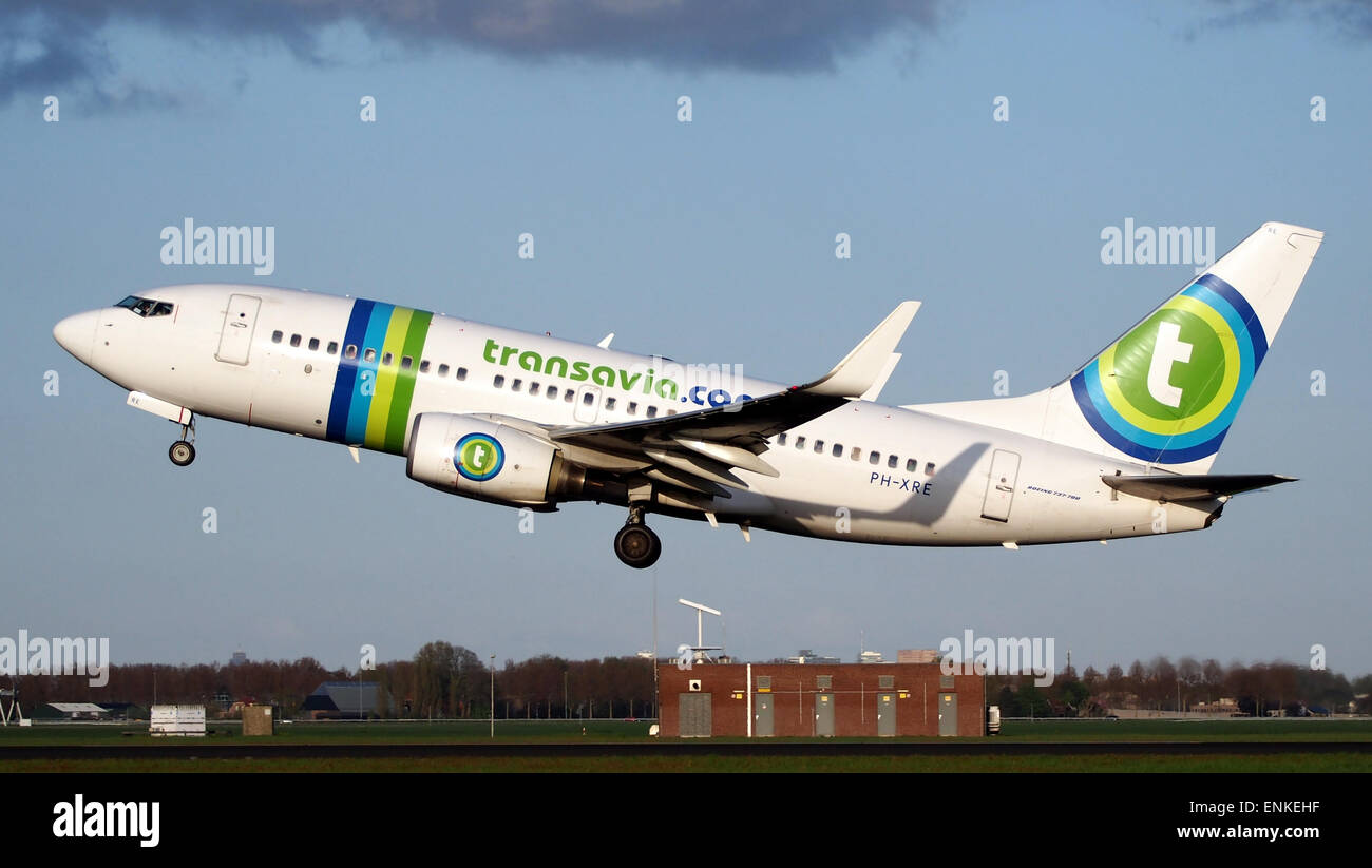 Ce-LVV Vueling Airbus PH-XRE Transavia Boeing 737-7K2(WL) decollo da Polderbaan, Schiphol (AMS - EHAM), Foto Stock