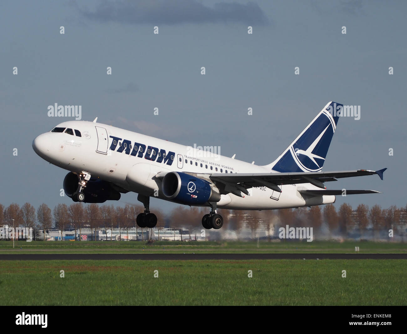 YR-ASC TAROM Airbus A318-111 decollo da Polderbaan, Schiphol (AMS - EHAM) al tramonto, Foto Stock