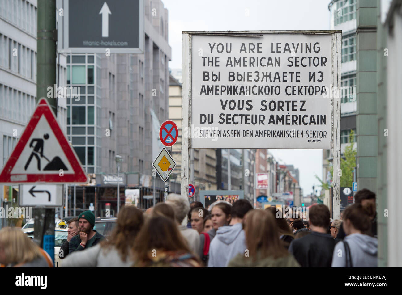 Turisti visitano il Checkpoint Charlie a Berlino, Germania, 07 maggio 2015. Berlino attira milioni di turisti ogni anno. Molti di loro ancora voglia di vedere i resti della prima città divisa - anche 25 anni dopo la riunificazione. Foto: MAURIZIO GAMBARINI/dpa Foto Stock
