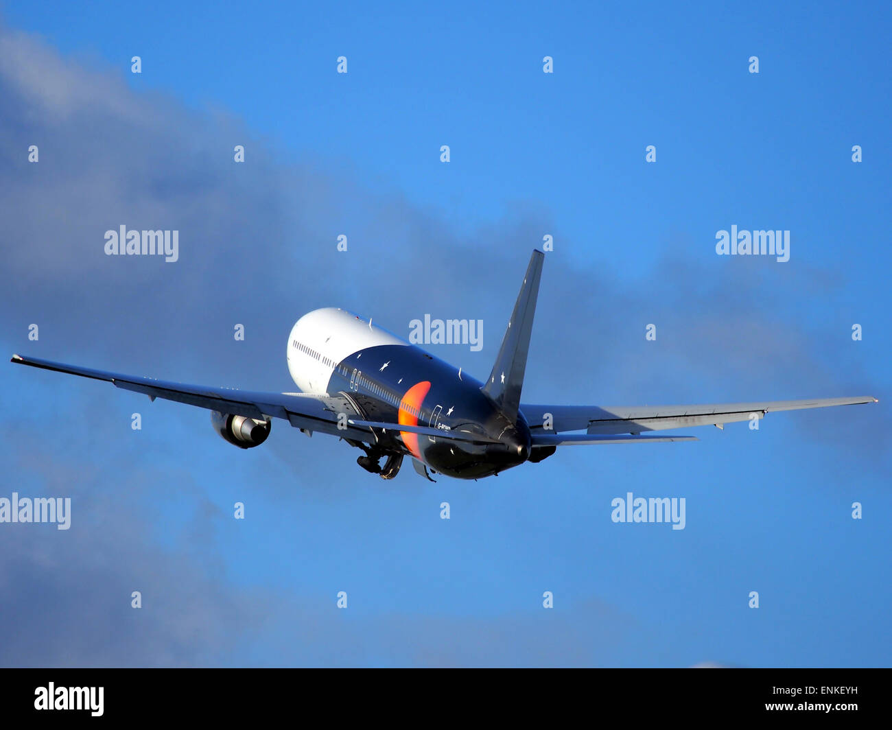 Titan Airways G-POWD Boeing 767 decollo da Polderbaan, Schiphol (AMS - EHAM) al tramonto, Foto Stock