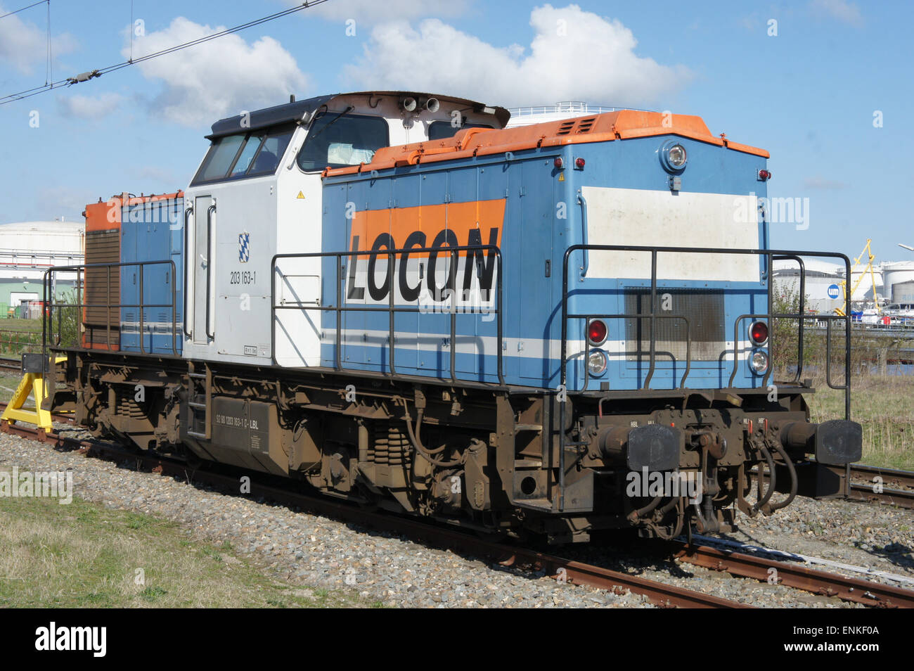 La locomotiva Locon 203 163-1 si trova al terminal di Westhaven, porto di Amsterdam. Questa locomotiva elettrica fa parte della flotta Locon, che fornisce servizi di trasporto ferroviario nei Paesi Bassi, in particolare per le operazioni industriali e logistiche. Foto Stock