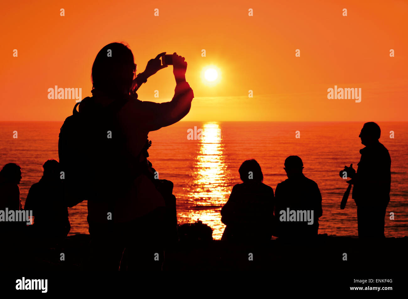 Il Portogallo, Algarve: turisti acquisizione dello snapshot del tramonto a capo di Saint Vincent in Sagres Foto Stock