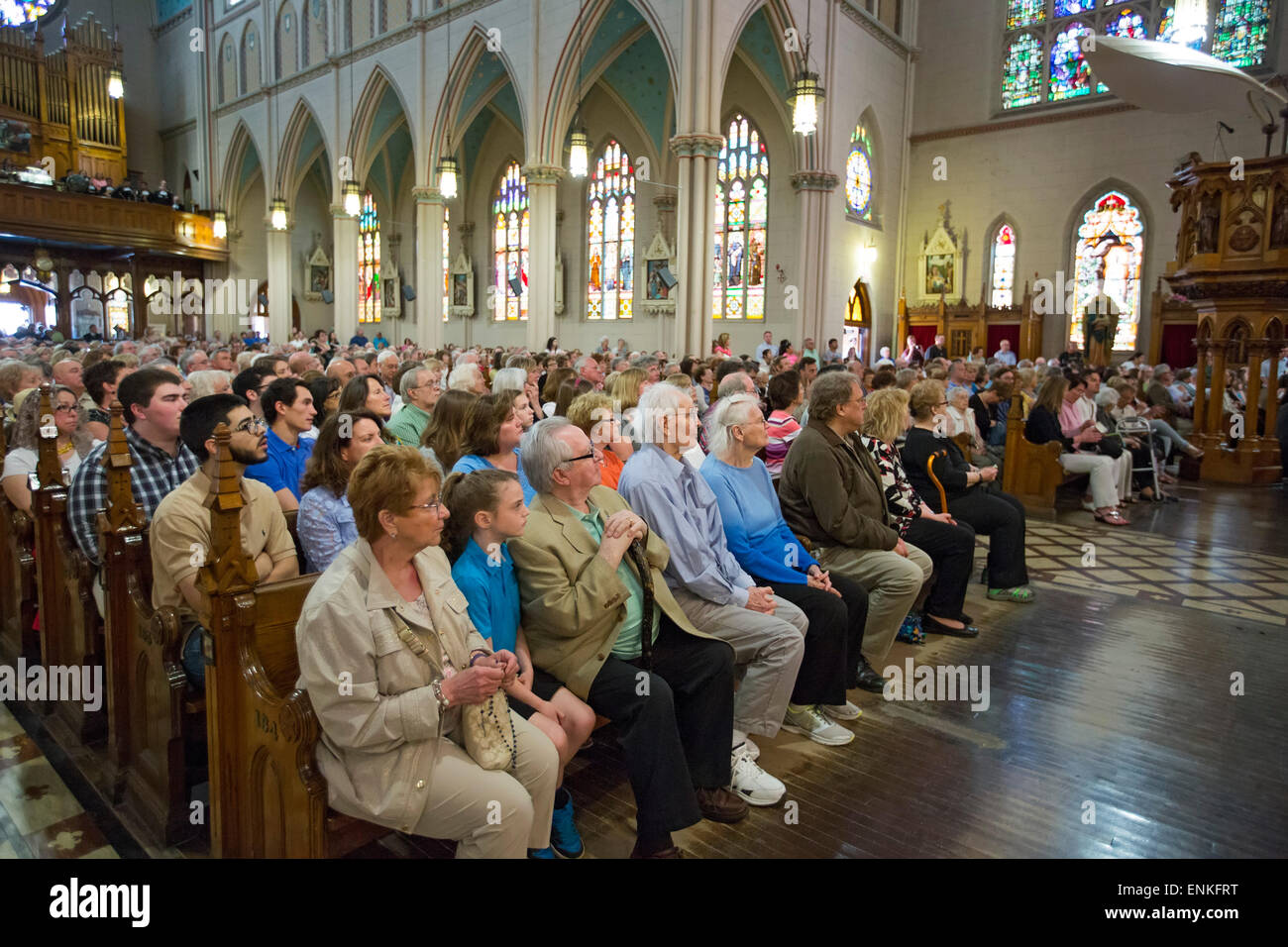 Detroit, Michigan - Un 'Mass mob' riempie Ste. Anne de Detroit chiesa cattolica per la messa del mattino della domenica. Foto Stock