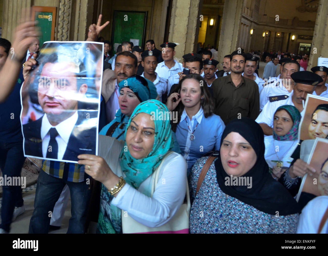 Il Cairo, Egitto. Il 7 maggio, 2015. I sostenitori di Egitto dell ex presidente Hosni Mubarak mostrano ritratti di lui presso la Corte di cassazione la quale esamina una prosecuzione appello contro una minore sentenza della Corte di giustizia che ha abbassato l omicidio contro Hosni Mubarak, il 7 maggio 2015. Un funzionario del tribunale ha detto ai giornalisti che la decisione sarà annunciato il 4 giugno come esperti legali dicono che potrebbe o respingere il ricorso di perseguimento o ordinare un nuovo processo Credito: Amr Sayed/immagini APA/ZUMA filo/Alamy Live News Foto Stock