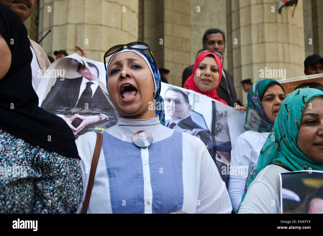 Il Cairo, Egitto. Il 7 maggio, 2015. I sostenitori di Egitto dell ex presidente Hosni Mubarak mostrano ritratti di lui presso la Corte di cassazione la quale esamina una prosecuzione appello contro una minore sentenza della Corte di giustizia che ha abbassato l omicidio contro Hosni Mubarak, il 7 maggio 2015. Un funzionario del tribunale ha detto ai giornalisti che la decisione sarà annunciato il 4 giugno come esperti legali dicono che potrebbe o respingere il ricorso di perseguimento o ordinare un nuovo processo Credito: Amr Sayed/immagini APA/ZUMA filo/Alamy Live News Foto Stock