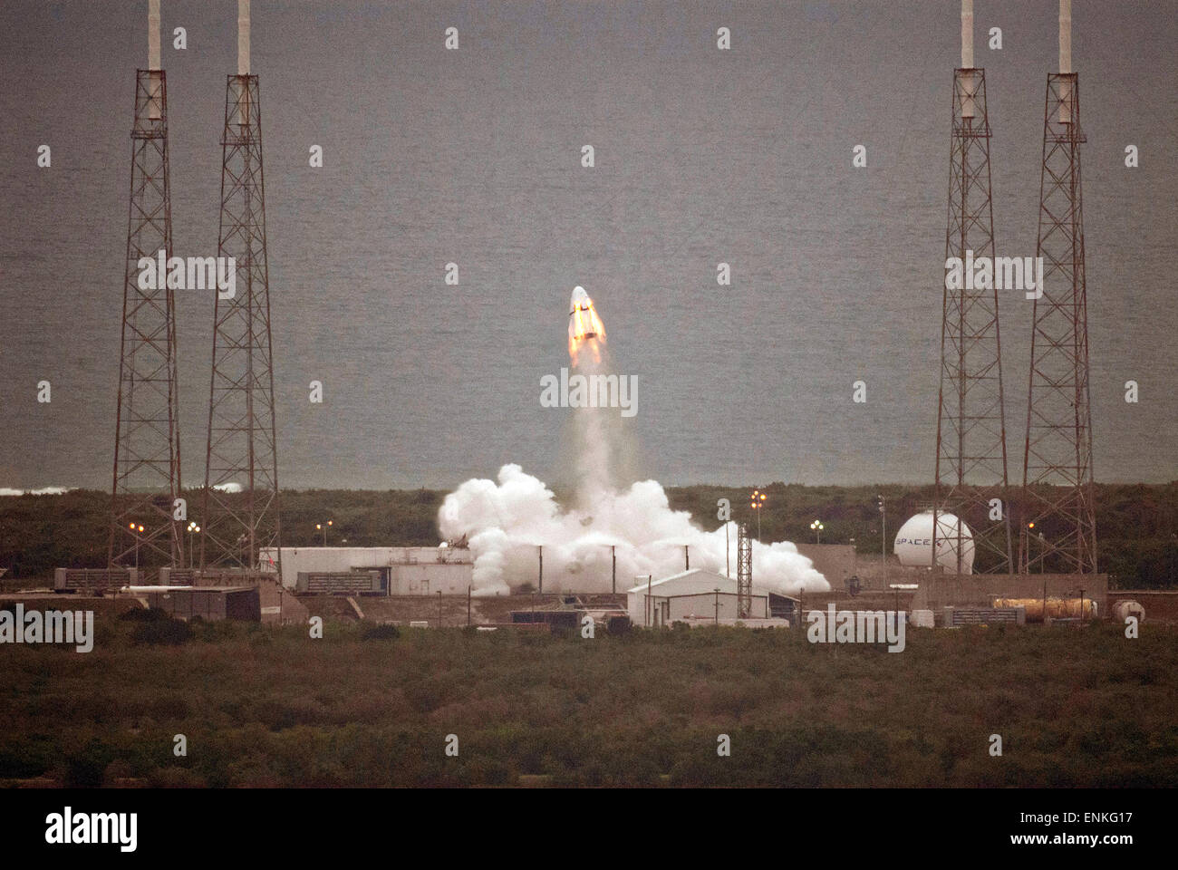 La SpaceX Dragon equipaggio capsule spaziali effettua un test di lancio per simulare un interruzione di emergenza dalla piazzola di lancio a Space Launch Complex 40 Maggio 6, 2015 in Cape Canaveral, in Florida. Foto Stock