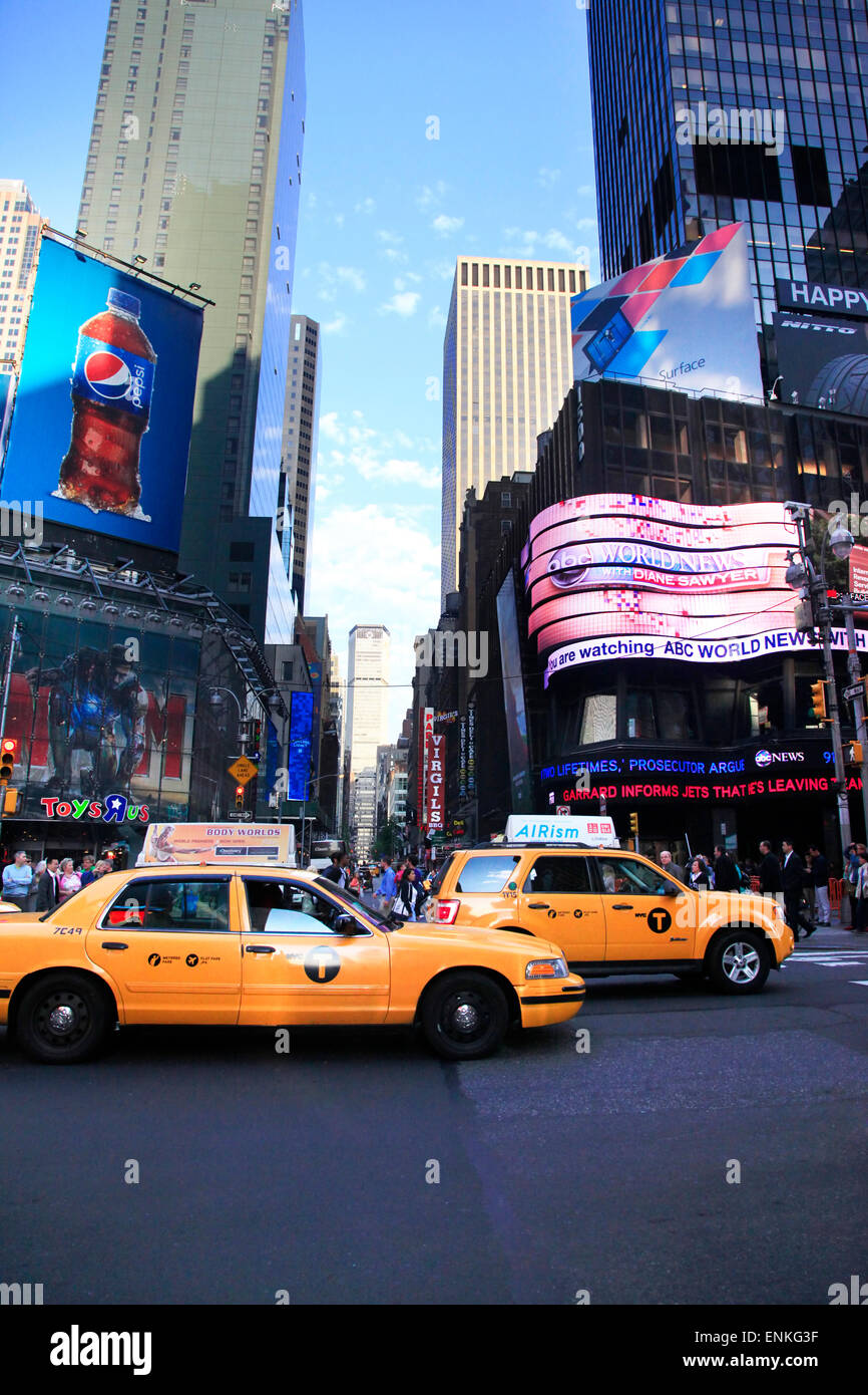 Times Square, in primo piano con i Teatri di Broadway e un enorme numero di cartelli a LED, è un simbolo di New York Foto Stock