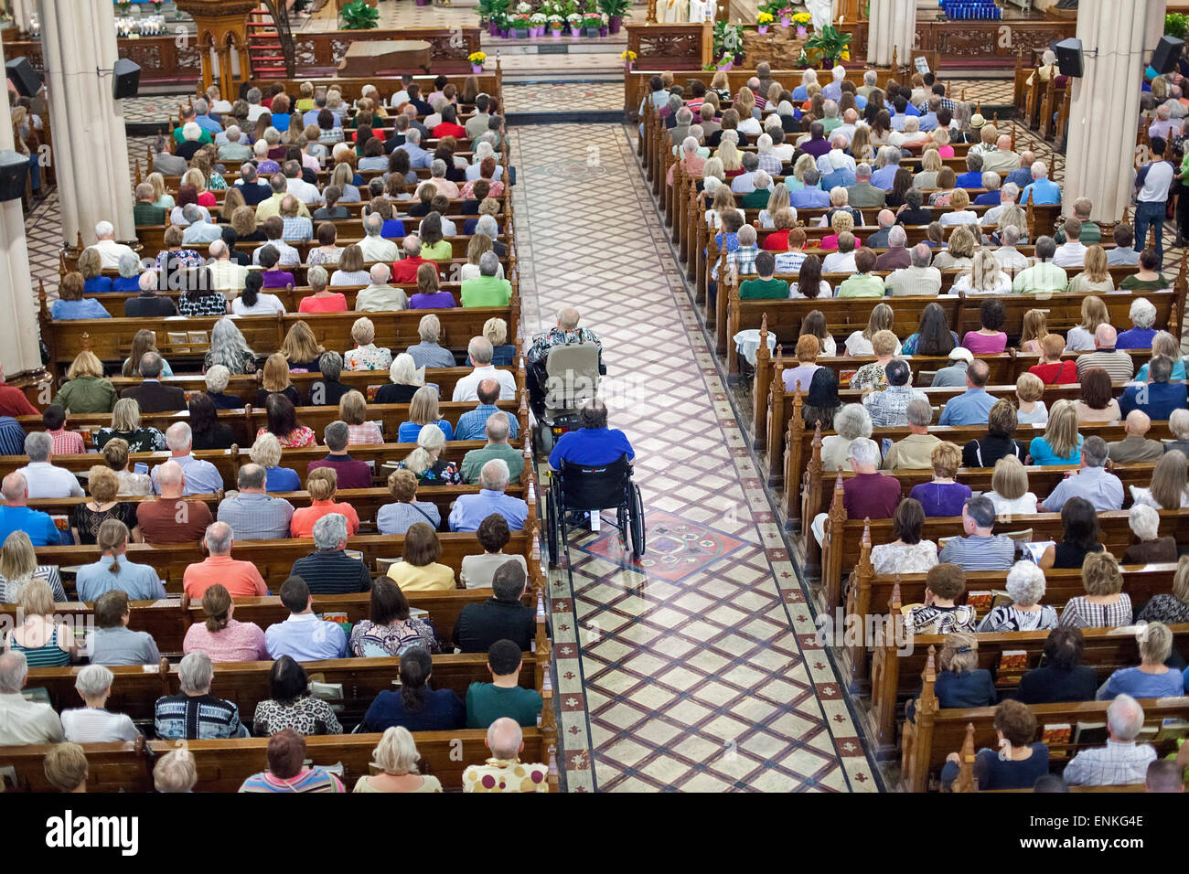 Detroit, Michigan - Un 'Mass mob' riempie Ste. Anne de Detroit chiesa cattolica per la messa del mattino della domenica. Foto Stock