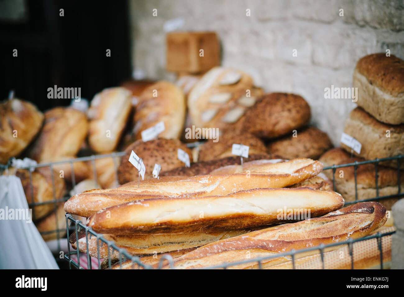 Pane per la vendita a stroud farmers market, Stroud, Gloucestershire Foto Stock