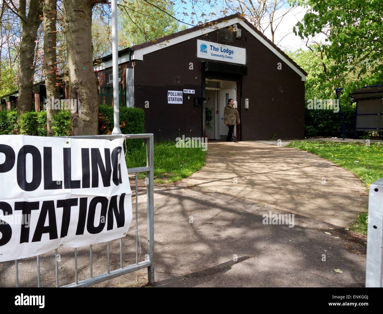 Runcorn, Cheshire, Inghilterra, Regno Unito. Il 7 maggio 2015. Elettore lasciando locale stazione di polling. Credito: Dave Baxter/Alamy Live News Foto Stock