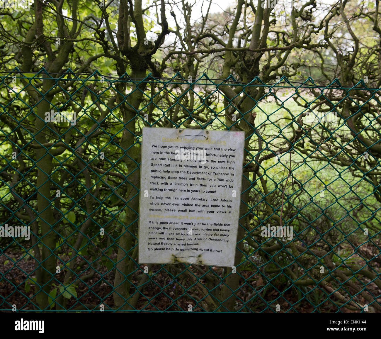 Messaggio di protesta attaccata alla recinzione di giardino in Sud Heath Buckinghamshire di essere distrutto da HS2 railway Londra a Birmingham Foto Stock