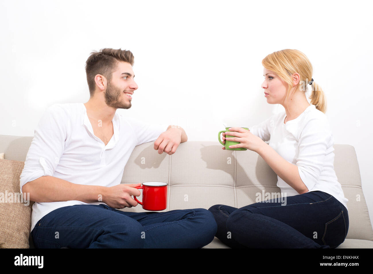 Una giovane coppia flirtare sul divano. Foto Stock
