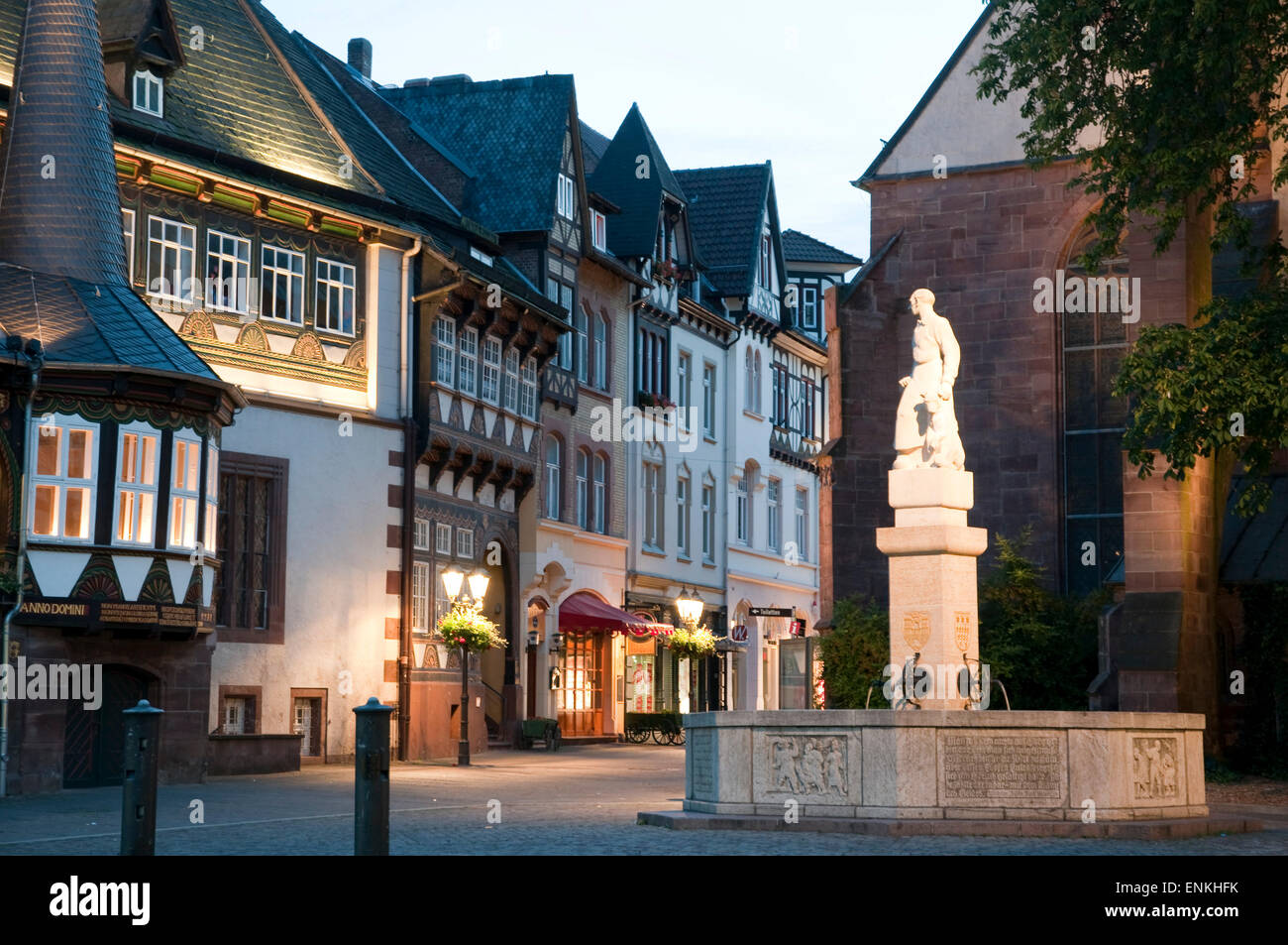 Marktplatz bei Daemmerung, Einbeck, Niedersachsen, Deutschland | crepuscolo, la piazza del mercato, Einbeck, Bassa Sassonia, Germania Foto Stock