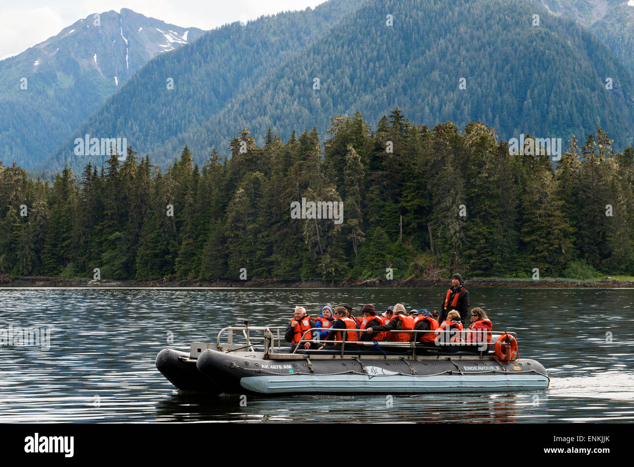 Safari adoperano i passeggeri delle crociere in barca gonfiabile in stretto ghiacciate. Parco Nazionale di Glacier Bay adn preservare. Isola Chichagof Foto Stock