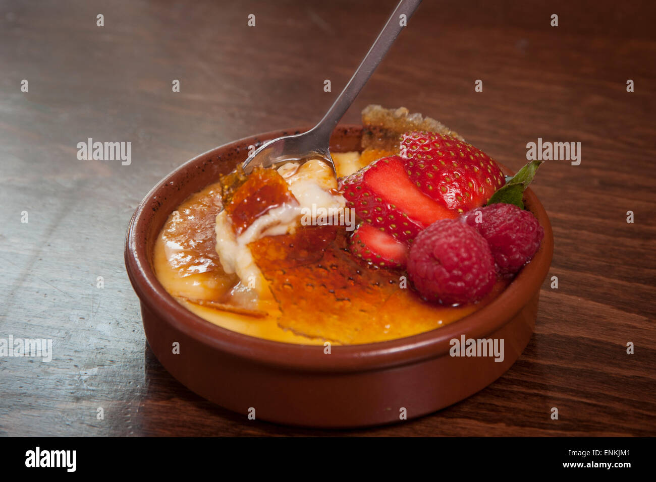 Brûlée crema con fragole Foto Stock